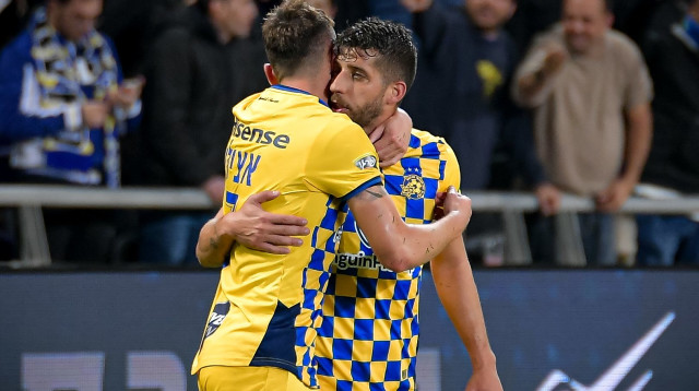 דור מיכה חוגג עם עומר אצילי (צילום: אריאל שלום)