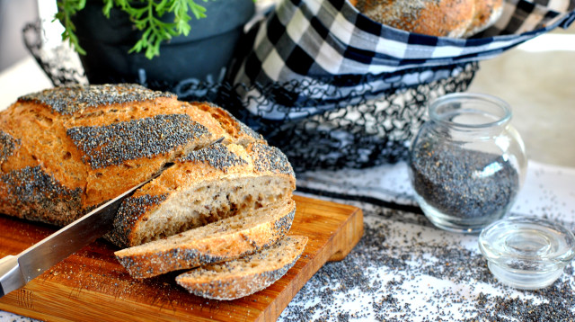 לחם עם גרגירי פרג (צילום: פסקל פרץ-רובין)