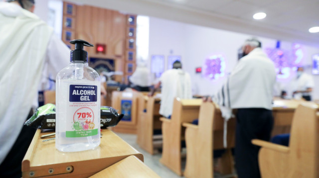 קורונה - מתפללים בבית כנסת, ארכיון (למצולמים אין קשר לנאמר בכתבה) (צילום: מרק ישראל סלם)