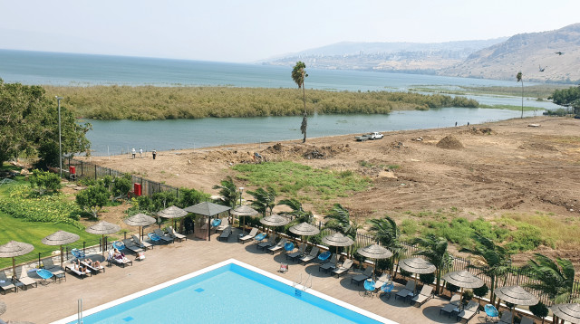 מלון בחוף הכינרת (צילום: ניר קיפניס)