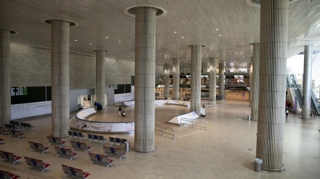 נתב"ג שומם בעקבות הקורונה  (צילום: אוליבייה פיטוסי / פלאש 90)