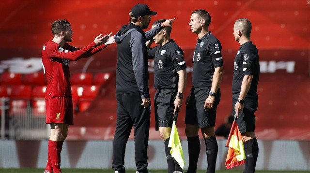 יורגן קלופ כועס על השופט (צילום: Phil Noble/Pool via Getty Images)