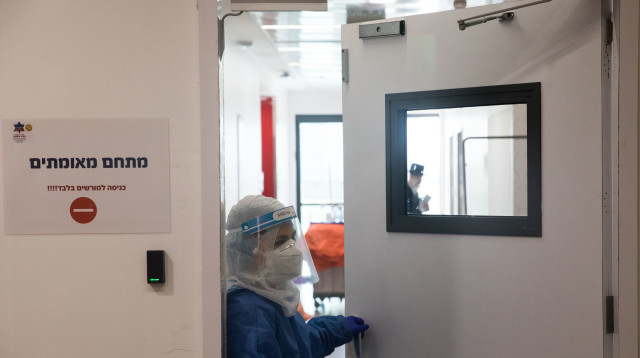 מחלקת קורונה בבית החולים מעייני הישועה, ארכיון (למצולמים אין קשר לנאמר בכתבה) (צילום: נתי שוחט, פלאש 90)