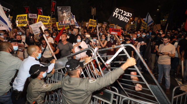 הפגנת הדגלים השחורים סמוך למעון ראש הממשלה בירושלים (צילום: מרק ישראל סלם)