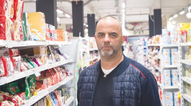 אייל רביד - סניף ויקטורי יבנה (צילום: עומר וידר)