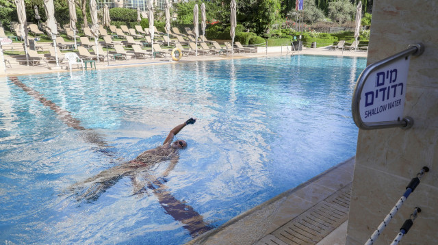 בריכת שחייה (צילום: מרק ישראל סלם)