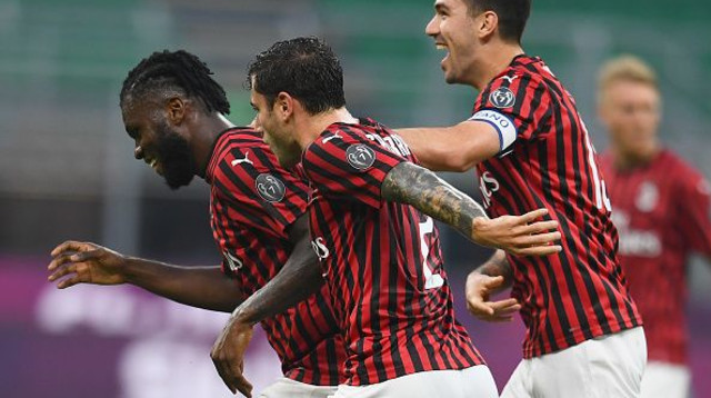 שחקני מילאן חוגגים (צילום: Claudio Villa / Stringer)