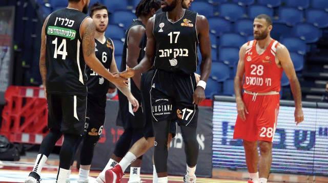 סולימאן בריימו , ג’יימס פלדין , שחקני הפועל ירושלים (צילום: אלן שיבר / אתר מנהלת הליגה)