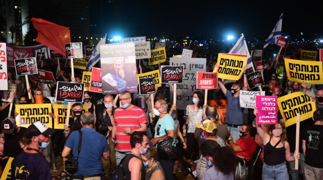 מחאת הדגלים השחורים: הפגנה בצארלס קלור ת"א (צילום: אבשלום ששוני)