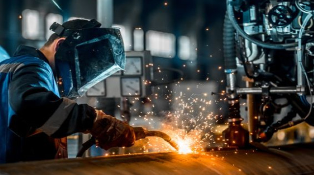 רתך במפעל (צילום: שאטרסטוק)