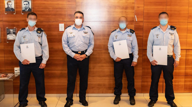 מפקד חיל האוויר עם צוות מסוק היסעור (צילום: דובר צה"ל)