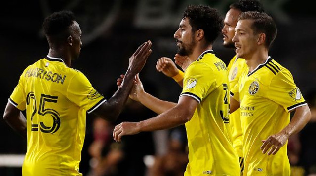 שחקני קולומבוס קרו חוגגים (צילום: Michael Reaves/Getty Images)