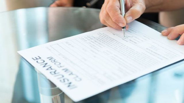 מילוי תביעת ביטוח (צילום: שאטרסטוק)