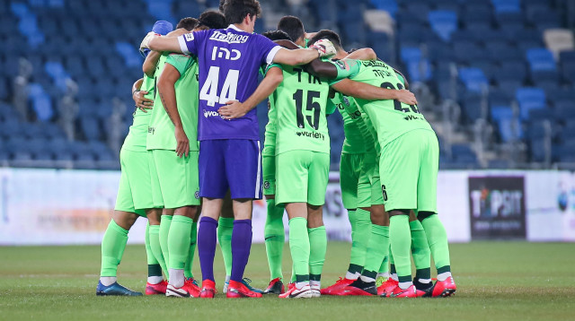 שחקני מכבי חיפה (צילום: מאור אלקסלסי)