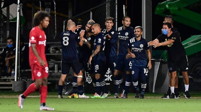 שחקני ניו יורק סיטי חוגגים (צילום: Emilee Chinn/Getty Images)