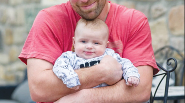 דן שלדון ובנו לוציפר (צילום:  THE SUN)