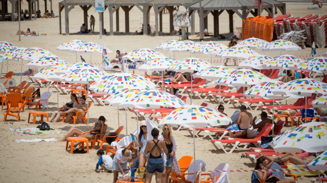 חוף הים ביום חמסין (צילום: מרים אלסטר, פלאש 90)