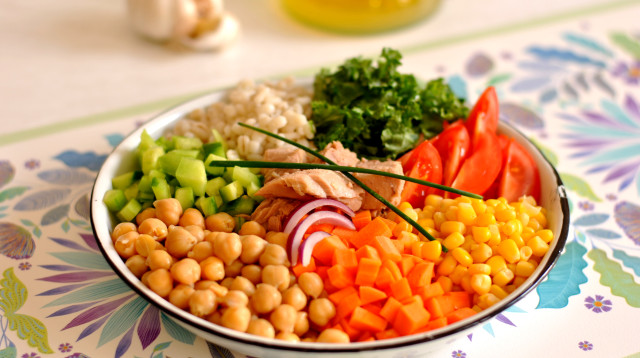 סלט טונה, קטניות וירקות (צילום: פסקל פרץ-רובין)