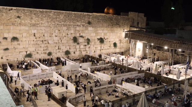 תפילת תשעה באב בכותל המערבי ט' באב (צילום: מרק ישראל סלם)