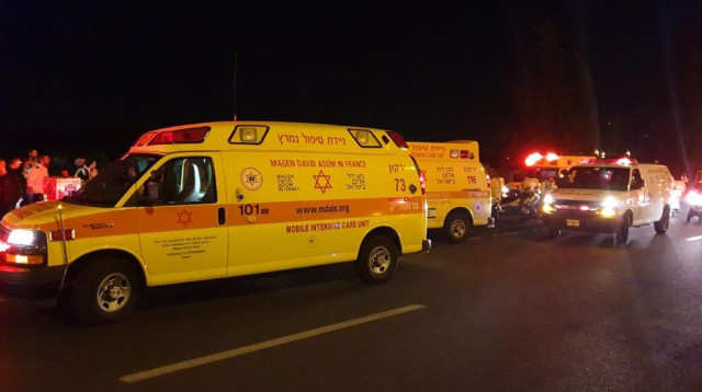 אמבולנס מד"א בלילה ניידת טיפול נמרץ נט"ן חושך (צילום: תיעוד מבצעי מד"א)