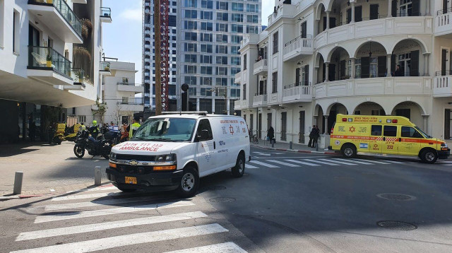 אמבולנס מד"א ביום ניידת טיפול נמרץ תל אביב רחוב הירקון (צילום: תיעוד מבצעי מד"א)