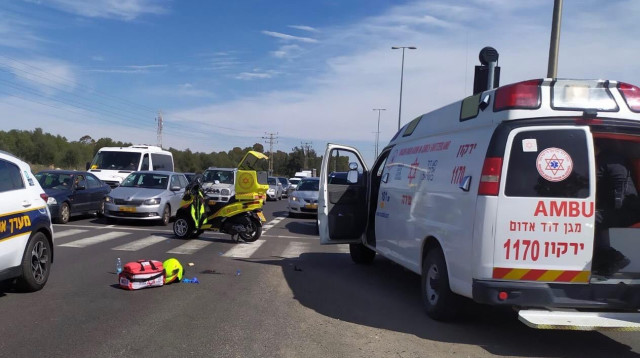 אמבולנס מד"א ביום תאונת דרכים (צילום: תיעוד מבצעי מד"א)