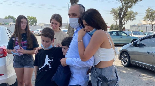 אנג'ל ברנס ואביה לאחר שחרורו מהכלא (צילום: יח"צ)