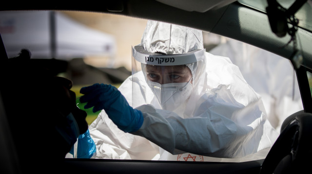 בדיקת קורונה (צילום: יונתן זינדל, פלאש 90)