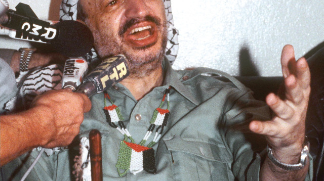 יאסר ערפאת בביירות, 1982 (צילום: Dominique Faget, Getty Images)