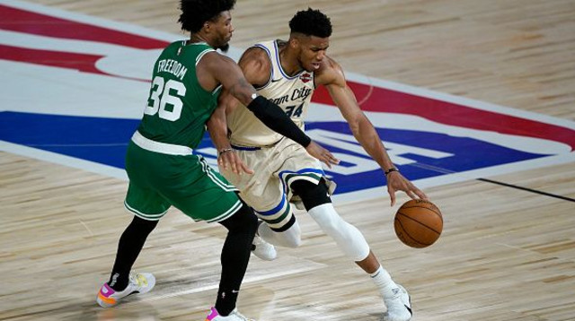 יאניס אנטטוקומפו, מרקוס סמארט (צילום: Ashley Landis-Pool/Getty Images)