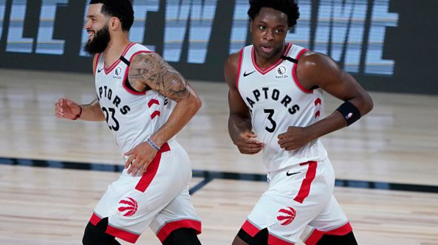 פרד ואנווליט, או.ג’יי אנונובי (צילום: Ashley Landis - Pool/Getty Images)