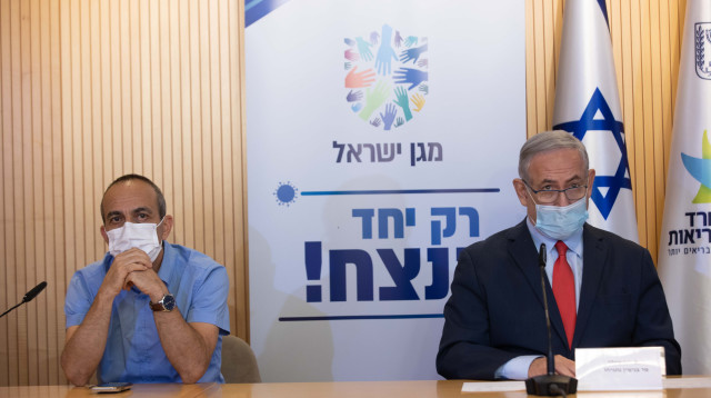 ראש הממשלה בנימין נתניהו ופרויקטור הקורונה פרופסור רוני גמזו (צילום: טל שחר)