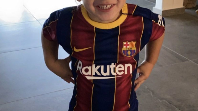 הבן של עומר אצילי בחליפת ברצלונה (צילום: אינסטגרם / אור אצילי)