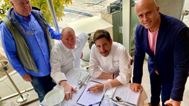 איציק חנגל קובי בכר יורם ניצן ושלום מחרובסקי מתכוננים למול ים (צילום: עופר זמיר)