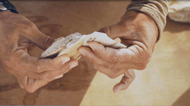 כלי הצור העתיקים שנמצאו סמוך לדימונה  (צילום: אמיל אלג'ם, רשות העתיקות)