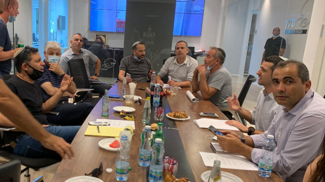 פגישת נציגי הנהלת פרי נדל"ן ונציגי הקבוצות (צילום: יח"צ)