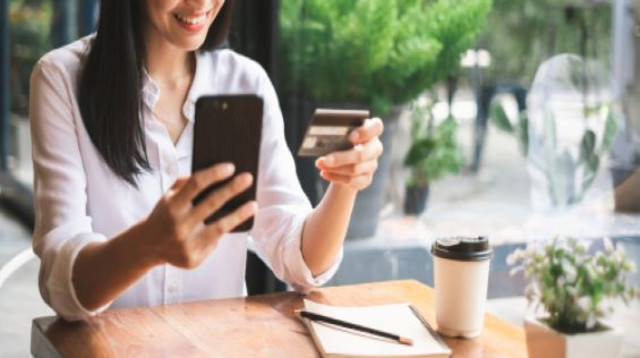 שימוש בכרטיס אשראי (צילום: שאטרסטוק)