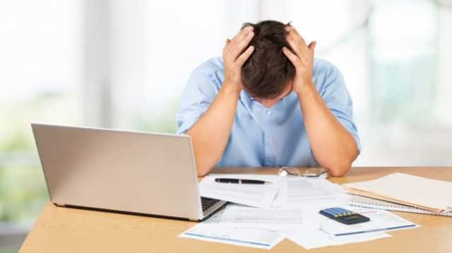 גבר בחובות (צילום: שאטרסטוק)