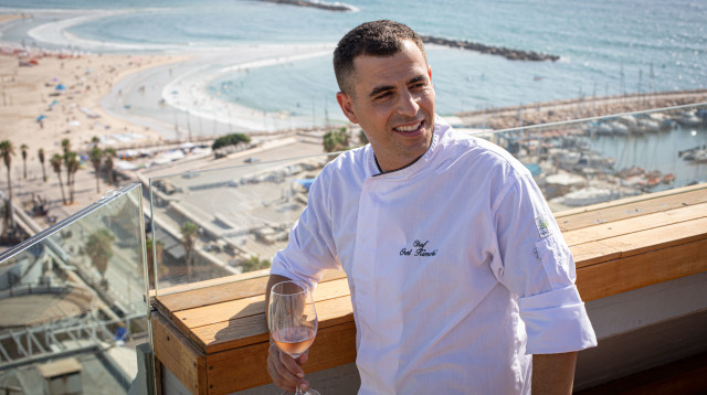 השף אוראל קימחי על גג מלון קרלטון (צילום: חיים יוסף)