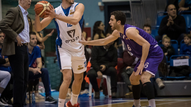 אבירם זליקוביץ’ מול זיו בן צבי (צילום: עודד קרני, מנהלת הליגה)