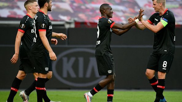 מוסא דיאבי חוגג עם שחקני לברקוזן (צילום: Pool / Pool)