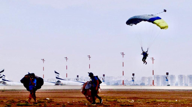 צניחה חופשית בנתב"ג (צילום: אבשלום ששוני)