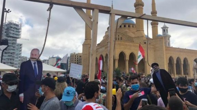 נסראללה ונשיא לבנון תלויים בהפגנות בביירות (צילום: רשתות ערביות)