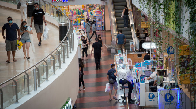 קורונה - אנשים עם מסכה בקניון בתל אביב (צילום: מרים אלסטר, פלאש 90)