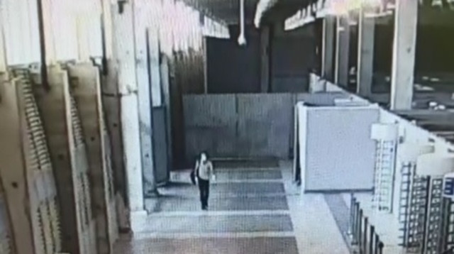 המחבל עובר במעבר ארז (צילום: צילום מסך)