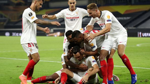 שחקני סביליה חוגגים (צילום: Friedemann Vogel/Pool via Getty Images)