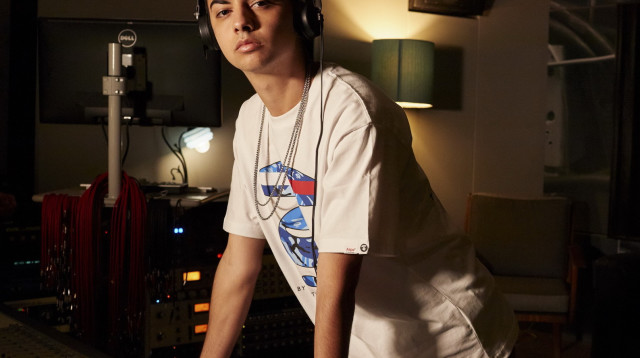 עדן מאירי בקולקציית קפסולה טומי הילפיגר בשיתוף AAPE ל- FACTORY54. צילום: דניאל זקונט (צילום: דניאל זאקונט)