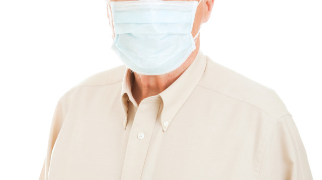 אדם עם מסיכה (צילום: אינג אימג')