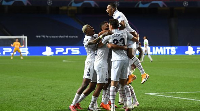 שחקני פ.ס.ז’ חוגגים (צילום: David Ramos/Getty Images)