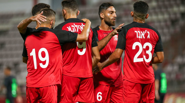 שחקני בני סכנין חוגגים. במועדון מרוצים (צילום: מאור אלקסלסי)